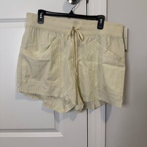 Calia by Carrie Underwood Journey Cargo Shorts‎ XL Mid Rise 4" Ins Frosted Lemon